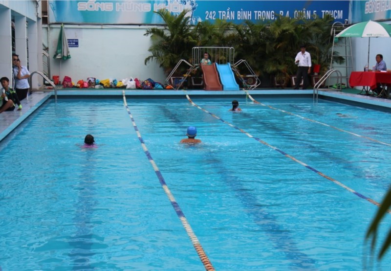 Các em nhỏ học bơi ở hồ bơi Lam Sơn