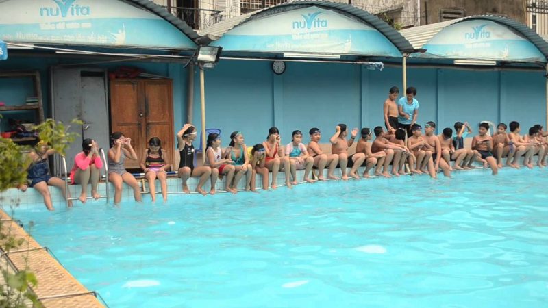 Các em nhỏ ngồi trên bờ hồ bơi 258 Trần Hưng Đạo