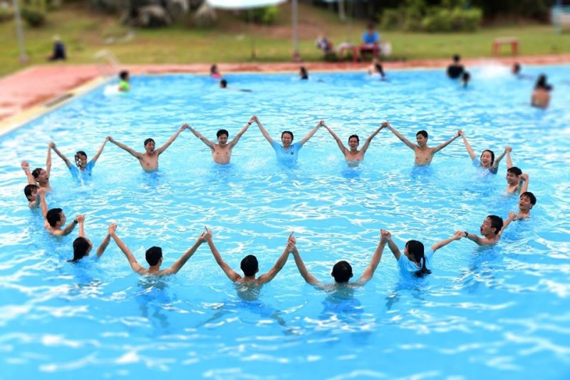 Các bạn trẻ tổ chức team building ở hồ bơi