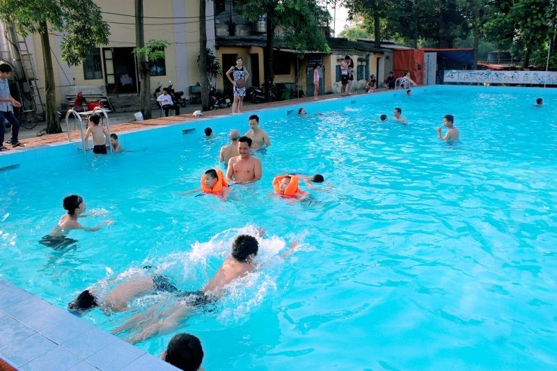 Các em nhỏ đang tập bơi ở hồ bơi An Phú Quận 2