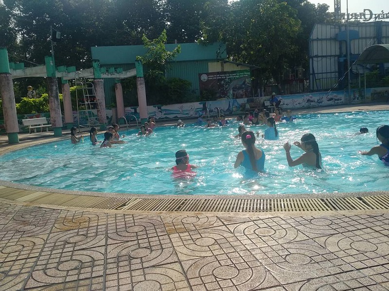 Các em nhỏ đang vui chơi ở hồ bơi nhà thiếu nhi Thủ Đức