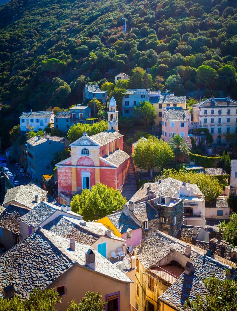Hòn đảo Corsica trong xanh với những ngôi nhà màu sắc