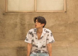 20+ cách phối đồ cho người gầy Nam đẹp và đơn giản Chàng trai trẻ trung với áo sơ mi họa tiết và quần jeans sáng màu