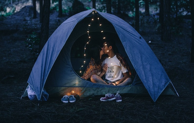 Dựng lều cắm trại vào buổi tối