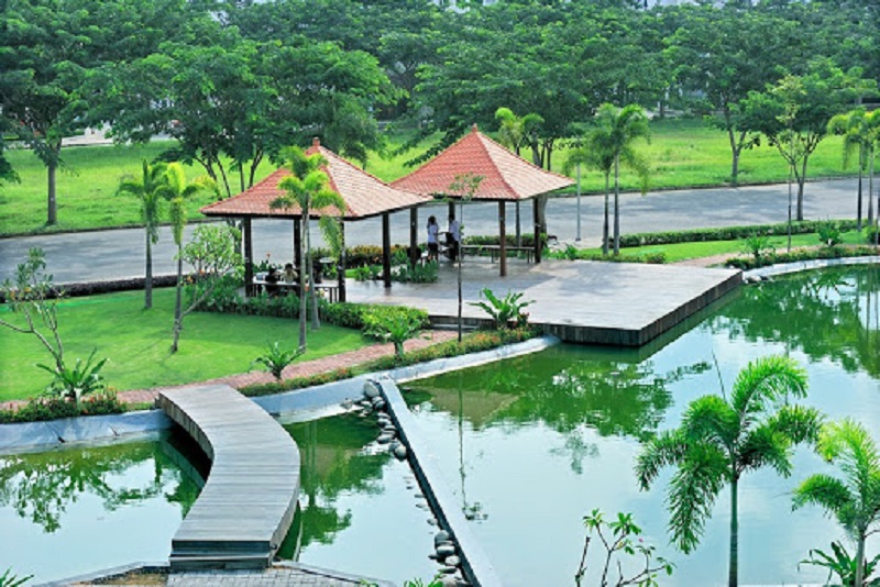 Công viên có nơi nghỉ chân thư giãn và không gian hồ nước thoáng mát