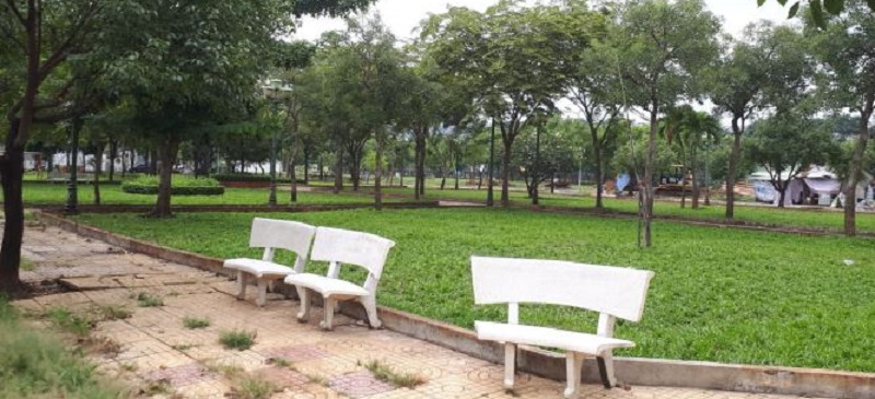 Khu vực ghế đá của công viên