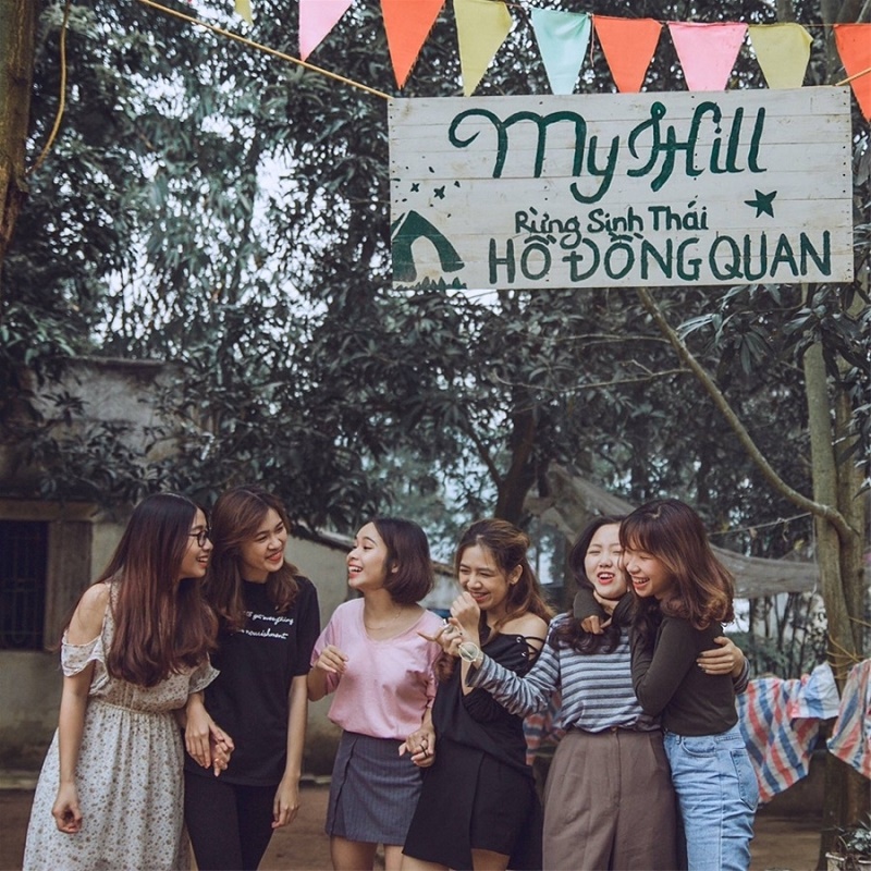 6 bạn nữ đang trò chuyện cùng nhau tại cổng My Hill Sóc Sơn