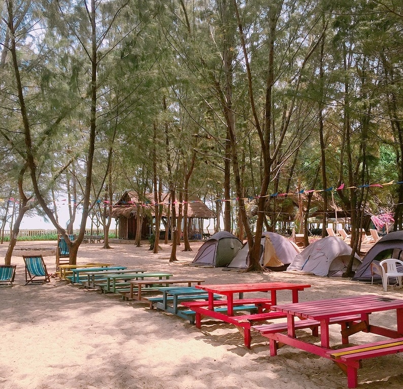 Khung cảnh ở Zenna Pool Camp với những dãy bàn sắc màu và lều trại