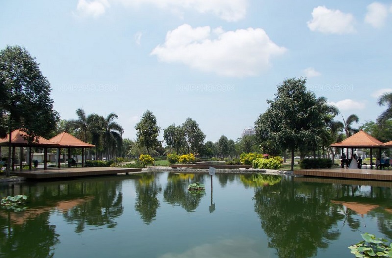 Khung cảnh hồ tại công viên Nam Sài Gòn