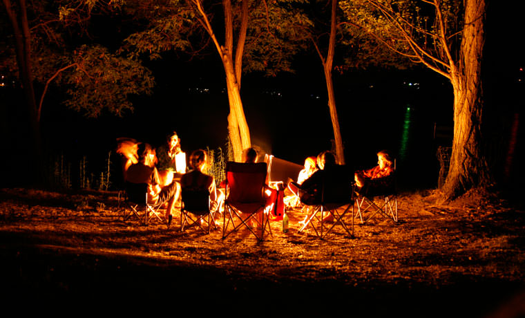 Nhóm bạn đốt lửa trại và trò chuyện khi trời tối