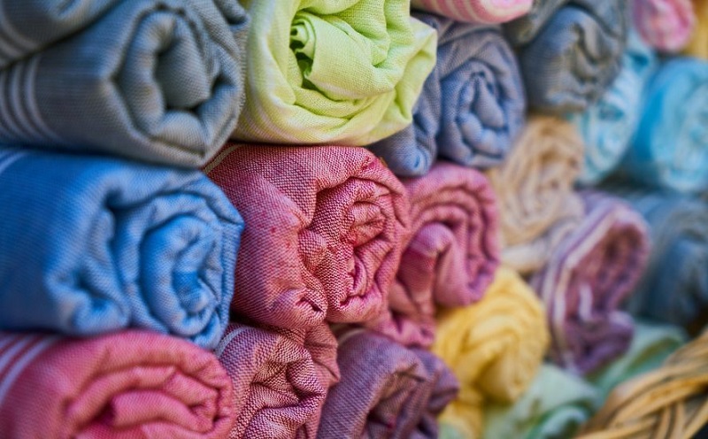 Các cuộn vải thô nhiều màu sắc