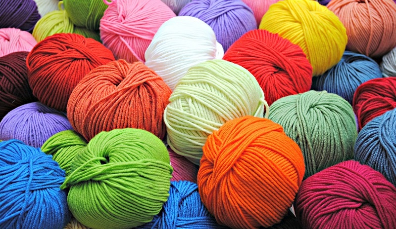 các cuộn len nhiều màu sắc
