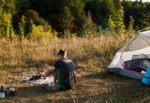 TOP 15 địa điểm cắm trại picnic gần Sài Gòn đẹp nhất, có thể ở qua đêm cậu bé đang cắm trại bên lều gần sài gòn