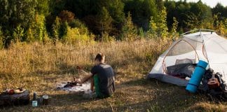 TOP 15 địa điểm cắm trại picnic gần Sài Gòn đẹp nhất, có thể ở qua đêm cậu bé đang cắm trại bên lều gần sài gòn