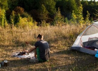 TOP 15 địa điểm cắm trại picnic gần Sài Gòn đẹp nhất, có thể ở qua đêm cậu bé đang cắm trại bên lều gần sài gòn
