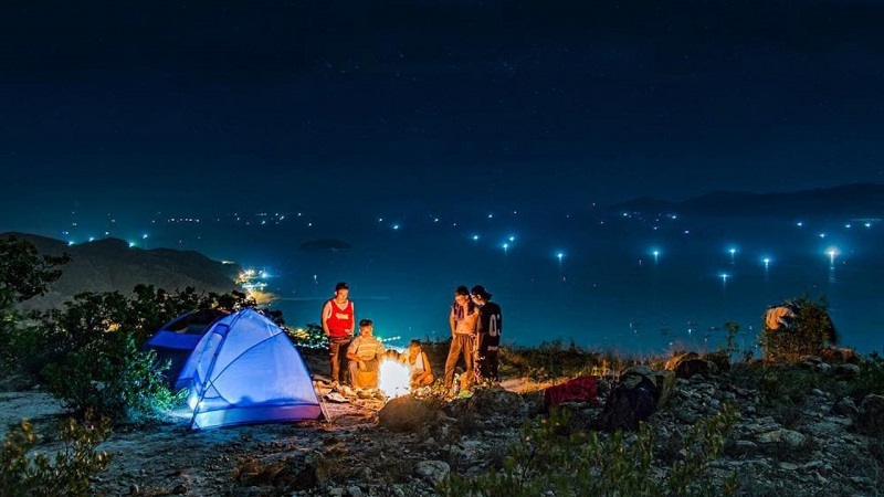 Cắm trại qua đêm trên đỉnh Lang biang