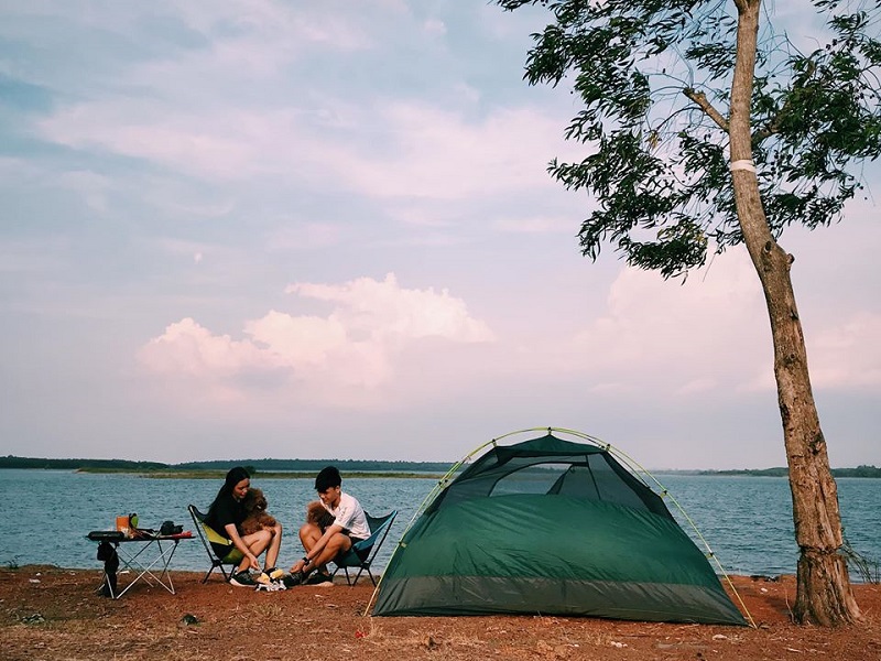 Cắm trại phía trước mặt hồ Trị An