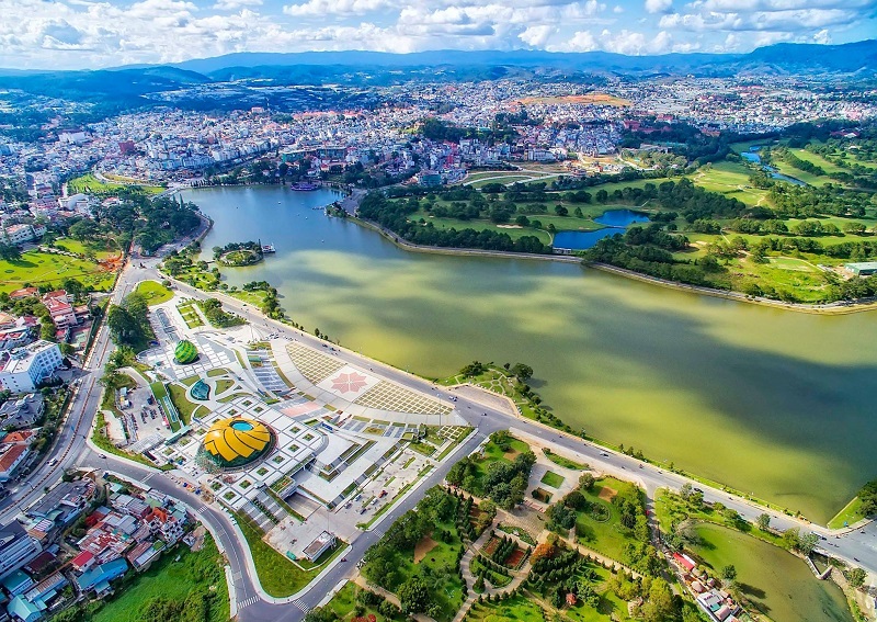 Thành phố Đà Lạt với hồ Xuân Hương khi nhìn từ trên cao
