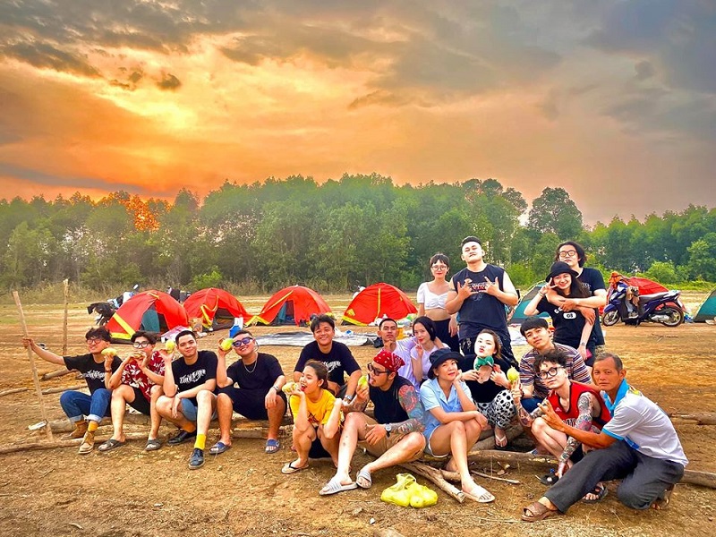 Rất đông các bạn trẻ ghé tới hồ Trị An cắm trại