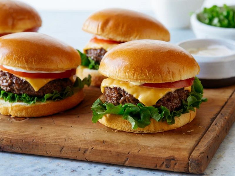 Hamburger thịt bὸ xay kѐm phȏ mai và rau xanh