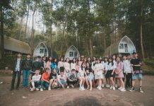 Kinh nghiệm cắm trại Sơn Tinh Camp và giá vé mới nhất 2020 Nhóm đông người tại khu nhà gỗ Sơn Tinh Camp 3