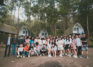 Kinh nghiệm cắm trại Sơn Tinh Camp và giá vé mới nhất 2020 Nhóm đông người tại khu nhà gỗ Sơn Tinh Camp 3