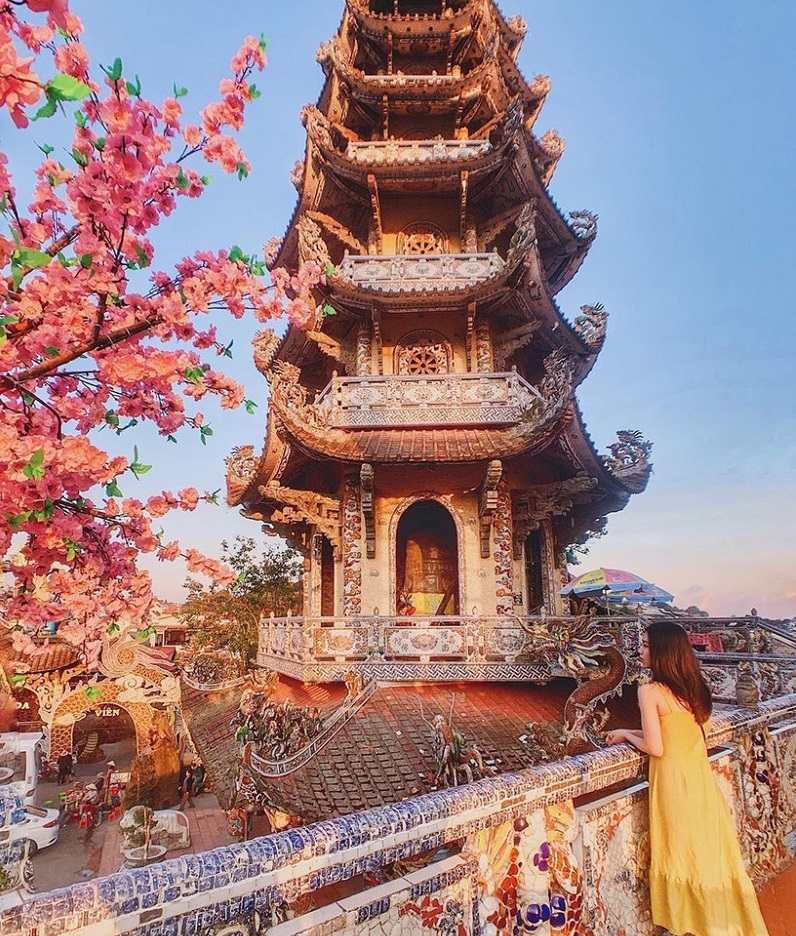 Kiến trúc độc đáo của chùa Ve Chai càng nổi bật trong nắng chiều.