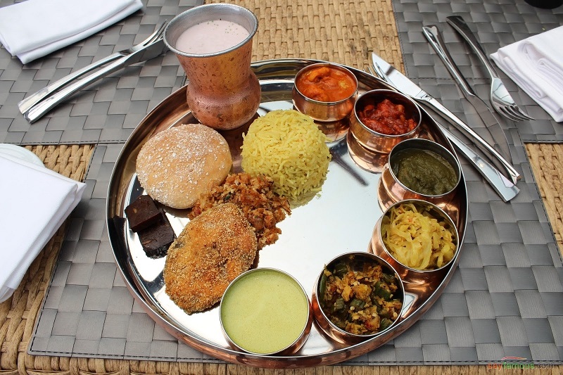 Khay món ăn Ấn Độ hấp dẫn