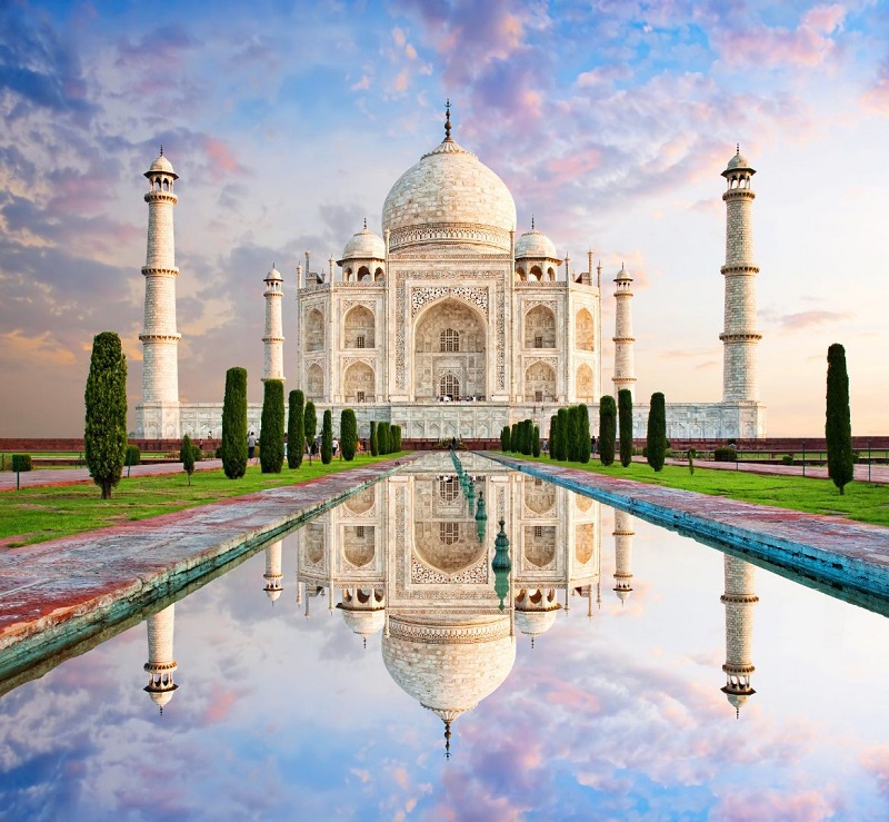 Đền Taj Mahal in bóng trên những phiến đá cẩm thạch trắng