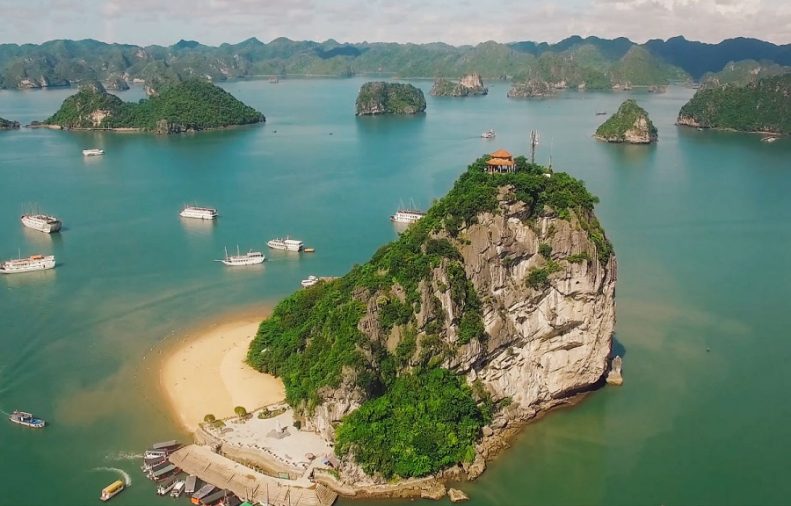 Đảo Ti Tốp được đặt theo tên của một nhà du hành vũ trụ người Nga đã cùng Chủ tịch Hồ Chí Minh thăm đảo vào năm 1962.
