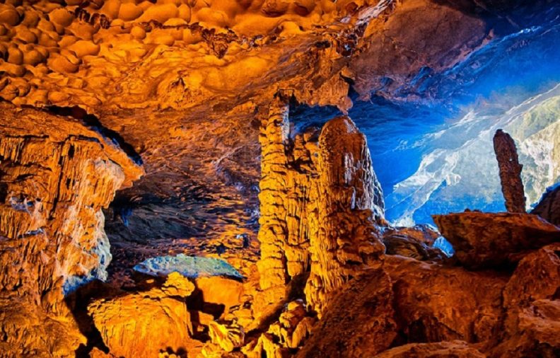 Khi đi vào trong hang Sửng Sốt, qua một khe đá hẹp, lòng hang đột nhiên mở ra một không gian rất rộng lớn, khiến bạn phải thốt lên sững sờ. 
