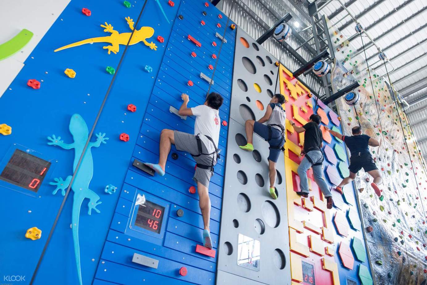 Những mảng tường đầy luyện tập leo núi đầy màu sắc Jump Arena