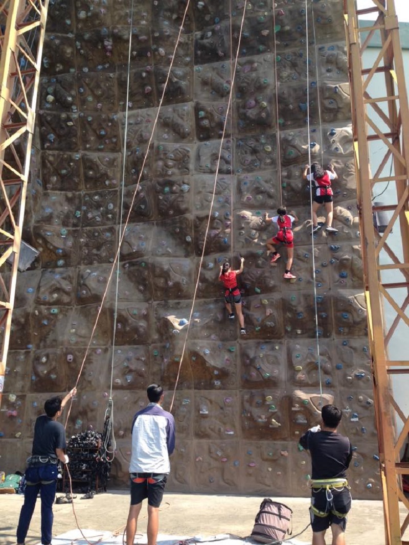 Các bức tường luyện tập leo núi của X-Rock Climb đều được kiểm định về độ an toàn