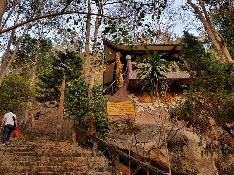 Khung cảnh bên ngoài chùa Trung núi Thị Vải