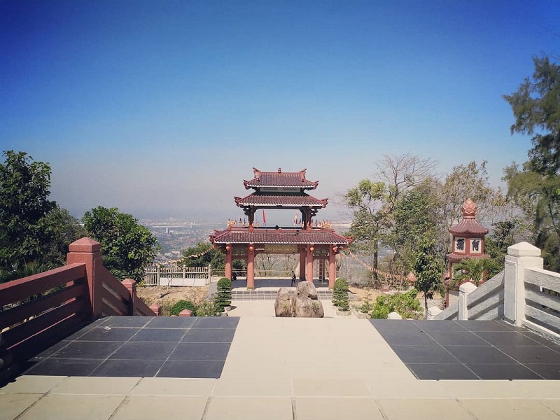 Sân chùa Linh Sơn Bửu Thiền với view nhìn xuống vạn vật