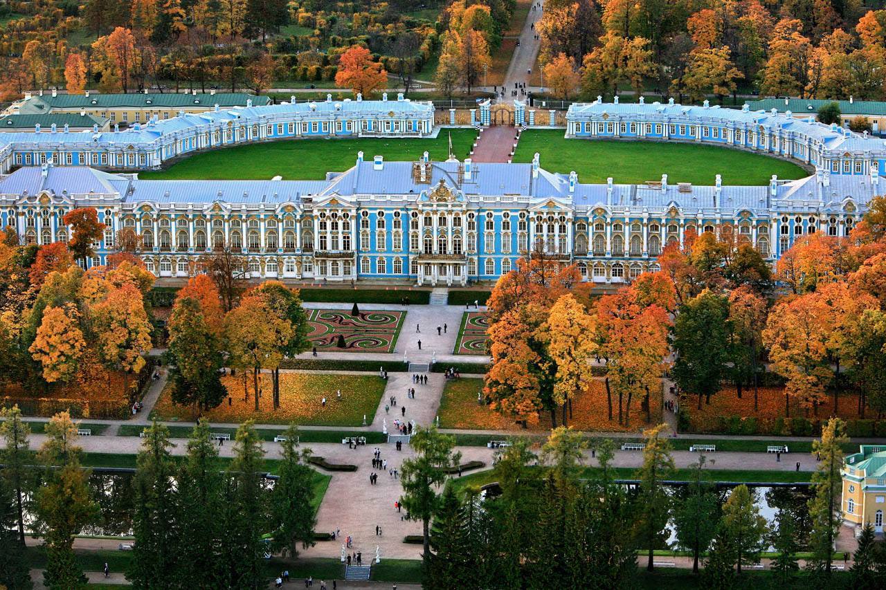 Cung điện mùa thu Ekaterina ngập trong sắc vàng
