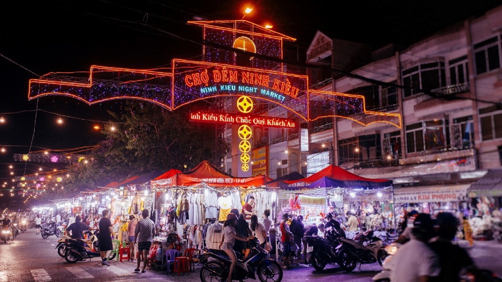 Chợ đêm Ninh Kiều lung linh dưới ánh đèn