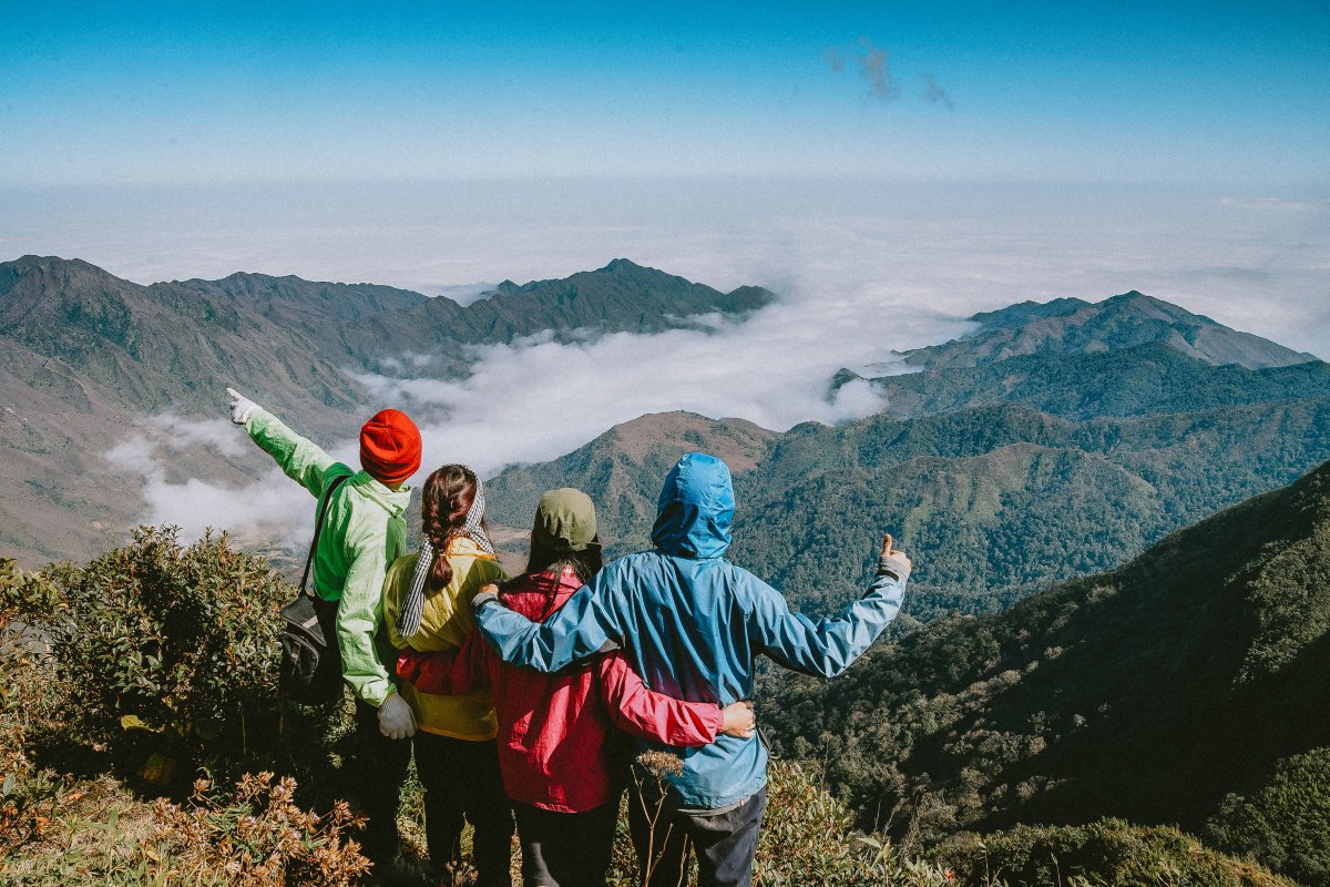 4 người săn mây trên đỉnh Chung Nhía Vũ