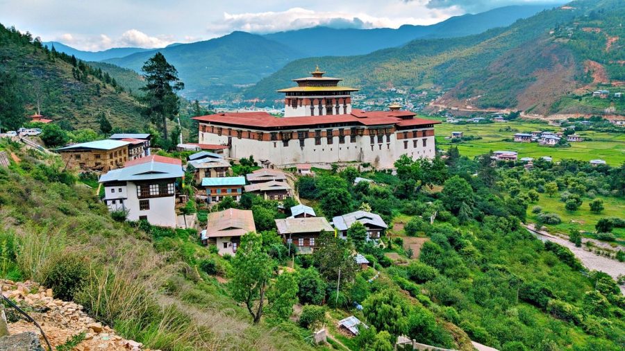 Tu viện Rinpung Dzong gồm 14 đền nhỏ và nhà nguyện, từng là nơi dạy Pháp lý thời xưa.