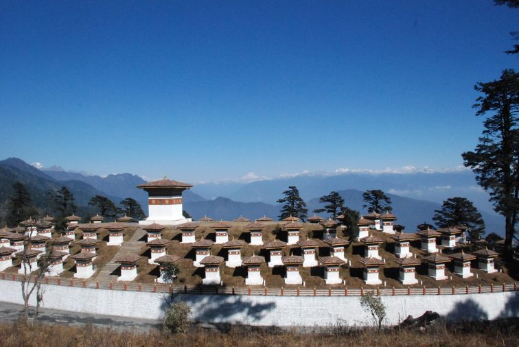 108 ngôi đền độc đáo ở đèo Dochula nhìn ra dãy Himalaya.