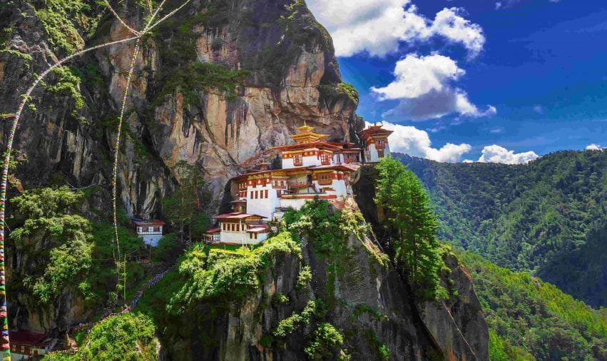 Tu viện Paro Taktsang hay còn gọi là Tiger's Nest, nằm chênh vênh trên vách núi cao nhìn xuống thung lũng Paro.