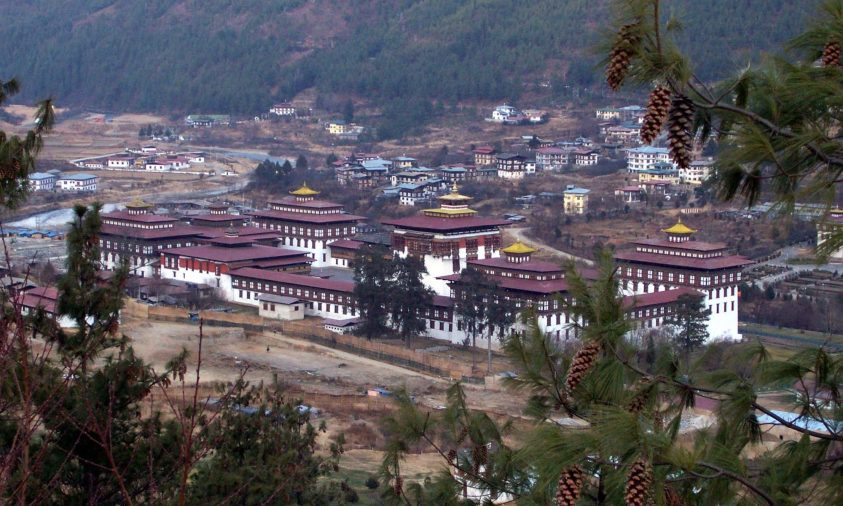 Tu viện Tashichho Dzong nằm ở thủ đô Thimphu, cạnh bờ sông Wangchu.