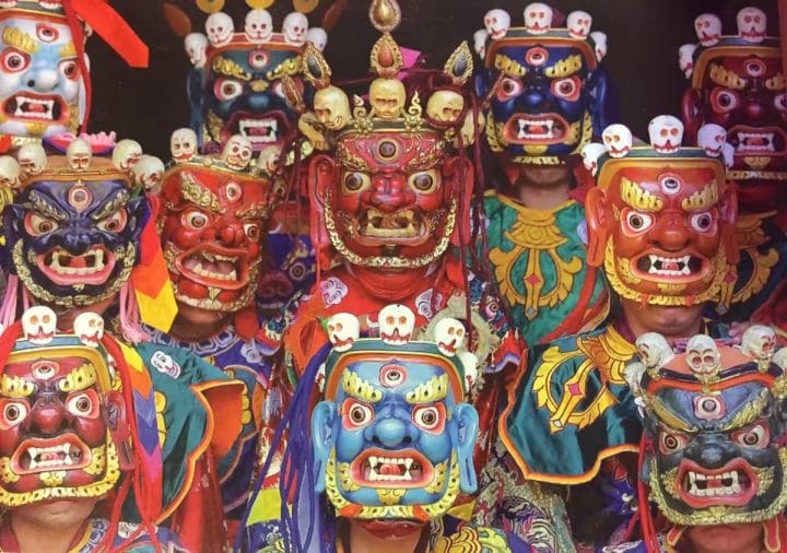 Mặt nạ chạm khắc gỗ nhiều màu sắc thường thấy trong các lễ hội ở Bhutan.