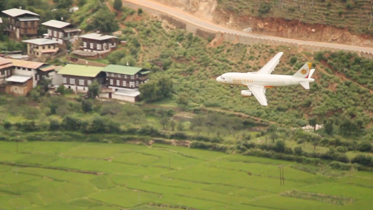 máy bay trên trên những núi đồi xanh mướt ở Bhutan