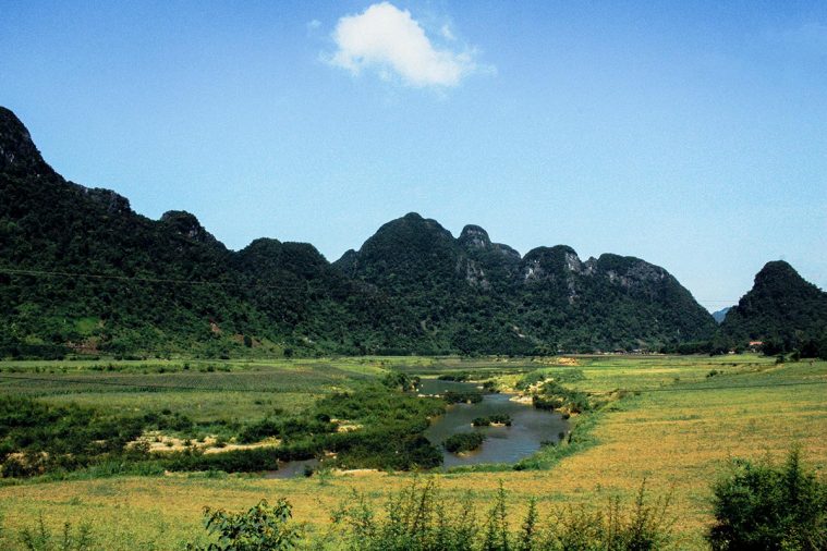 Sông Rào Nan - Tân Hóa hiền hòa, yên bình nằm giữa những ngọn núi là địa điểm đầu tiên cần phải vượt qua trong chuyến hành trình.
