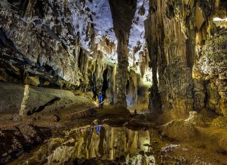 Khám phá hang Tú Làn Quảng Bình: Kinh nghiệm và Lịch Trình Hang Bí Mật với những khối thạch nhũ tuyệt đẹp, hình thù kỳ dị.