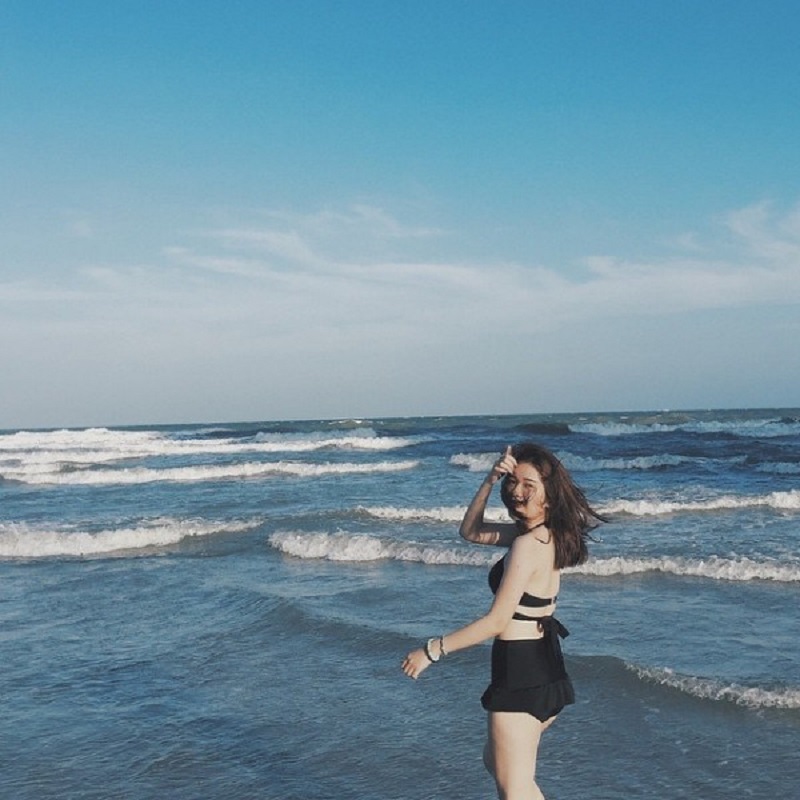 Bạn nữ diện bikini chụp ảnh trên bãi biển 30/4 Cần Giờ