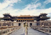 REVIEW kinh nghiệm du lịch Huế tự túc đầy đủ và chi tiết nhất Nói Huế là mảnh đất cố đô là bởi nơi đây từng là kinh đô của Việt Nam triều Tây Sơn và nhà Nguyễn. Chính bởi một "quá khứ huy hoàng" mà Huế vẫn còn lưu giữ những di sản không thể thay thế của lịch sử.