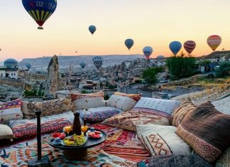 Kinh nghiệm du lịch Thổ Nhĩ Kỳ tự túc: xin visa, chi phí, chơi gì,… Du khách khi đến Cappadocia không thể bỏ qua trải nghiệm được ngồi trên những chiếc khinh khí cầu khổng lồ, sặc sỡ màu sắc. Vốn là điểm bay khinh khí cầu đẹp nhất thế giới nên nếu đến Cappadocia mà không thử nghiệm điều này thì quả là thiếu sót.