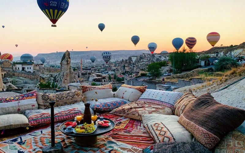 Du khách khi đến Cappadocia không thể bỏ qua trải nghiệm được ngồi trên những chiếc khinh khí cầu khổng lồ, sặc sỡ màu sắc. Vốn là điểm bay khinh khí cầu đẹp nhất thế giới nên nếu đến Cappadocia mà không thử nghiệm điều này thì quả là thiếu sót.